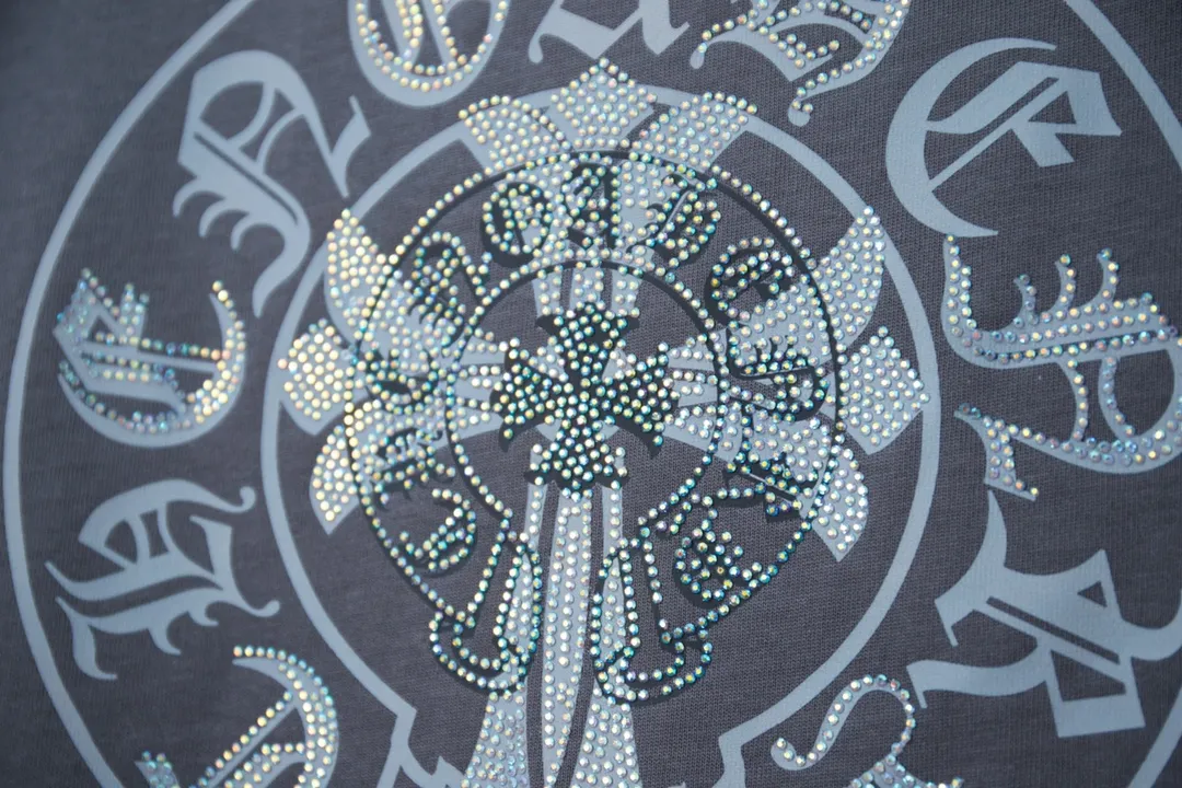 🅿️190 Ch*ome Hearte 25SS early spring new style Crow heart graffiti printed hot diamond short sleeves Light luxury essential item for daily commuting for men and women Correct version Welcome to compare Detailed features · 320g 100% pure cotton double yarn jersey fabric · Custom dyed in the same cylinder, special thickened 32 pieces double-strand 1X1 thread · Digital direct printing ➕Imported Australian pearlescent diamonds · Double needle stitching and cross-stitch technology · Original main mark, washed tag, brand moisture-proof paper packaging Color: black/white/rose red/grey Size: S/M/L/XL